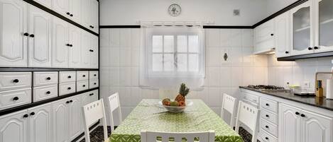 Frigorifero, microonde, piano cottura, macchina per tè/caffè