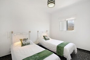 3 bedrooms, iron/ironing board, free WiFi, bed sheets
