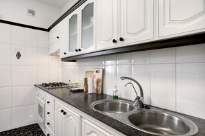 Fridge, microwave, stovetop, coffee/tea maker - Holiday Apartment "Los Morales" with Sea View, Shared Terrace & Wi-Fi (Arico)