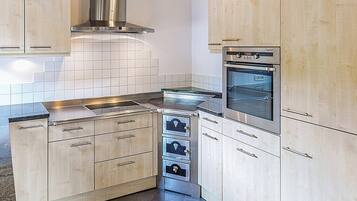 Fridge, oven, stovetop, dishwasher