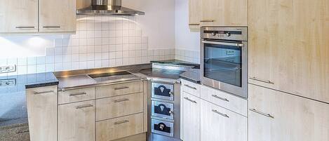 Fridge, oven, stovetop, dishwasher