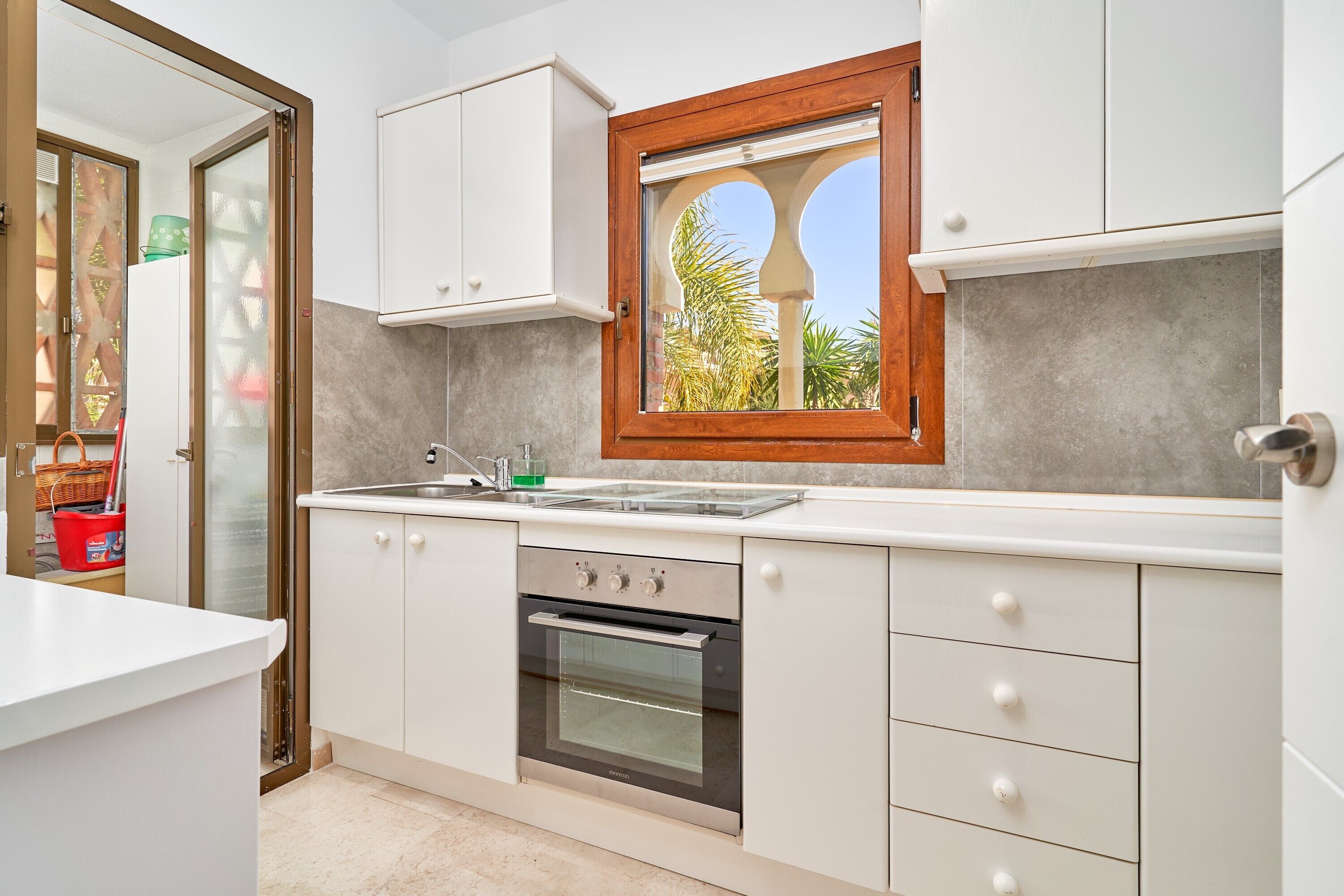 Fridge, oven, stovetop, coffee/tea maker