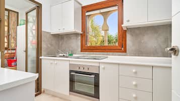 Fridge, oven, stovetop, coffee/tea maker