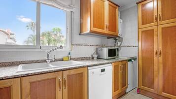 Kylskåp, mikrovågsugn, ugn och spishäll