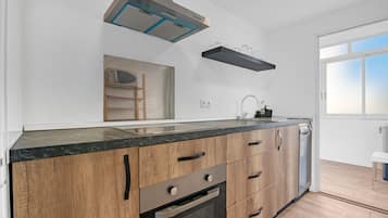 Geladeira, micro-ondas, fogão, cooktop