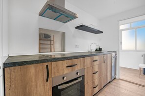 Frigorífico, microondas, horno y placa de cocina