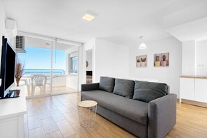 TV - Apartment 'Playa Puig' with Shared Pool, Wi-Fi and Air Conditioning (El Puig de Santa Maria)