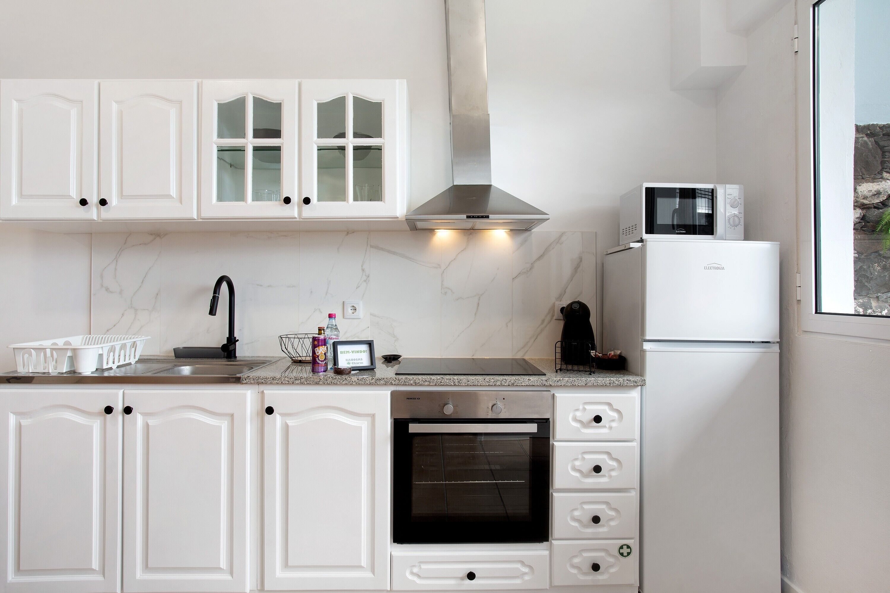 Refrigerador, microondas, horno, placa de cocina