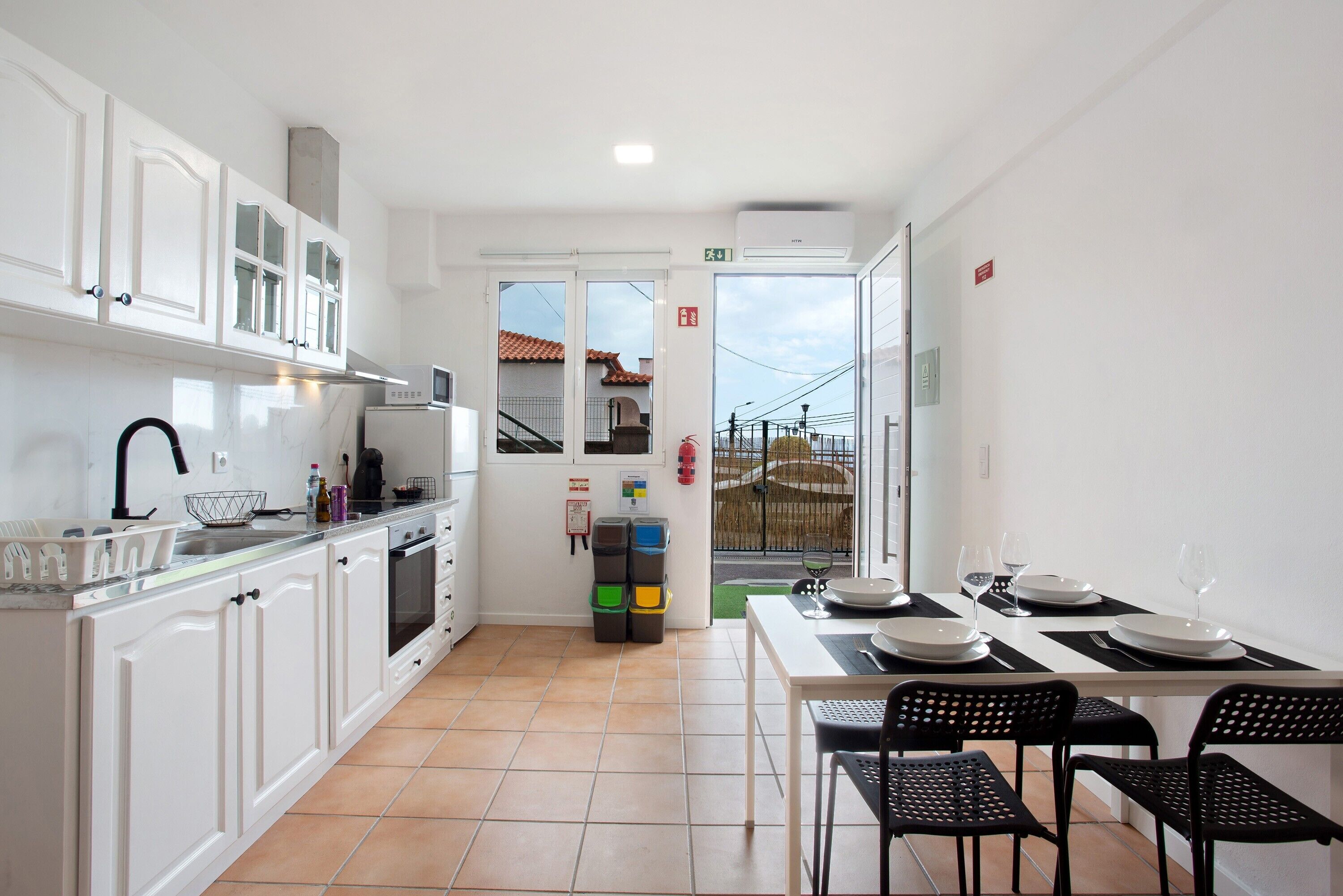 Frigorífico, microondas, horno y placa de cocina