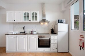 Kühlschrank, Mikrowelle, Ofen, Herdplatte