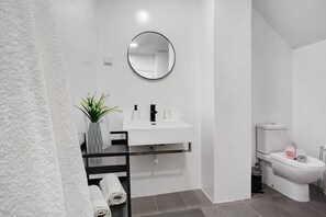 Dusche, Haartrockner, Handtücher