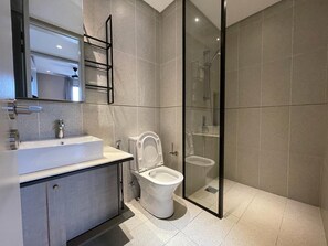 مجففات شعر، مراحيض شطف، مناشف، صابون