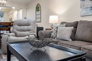 Smart TV, fireplace, video games, books - Tigers, Shows, Shopping, Dining, Pools, Hot Tub, Sauna. Whatcha waiting for! (Branson)