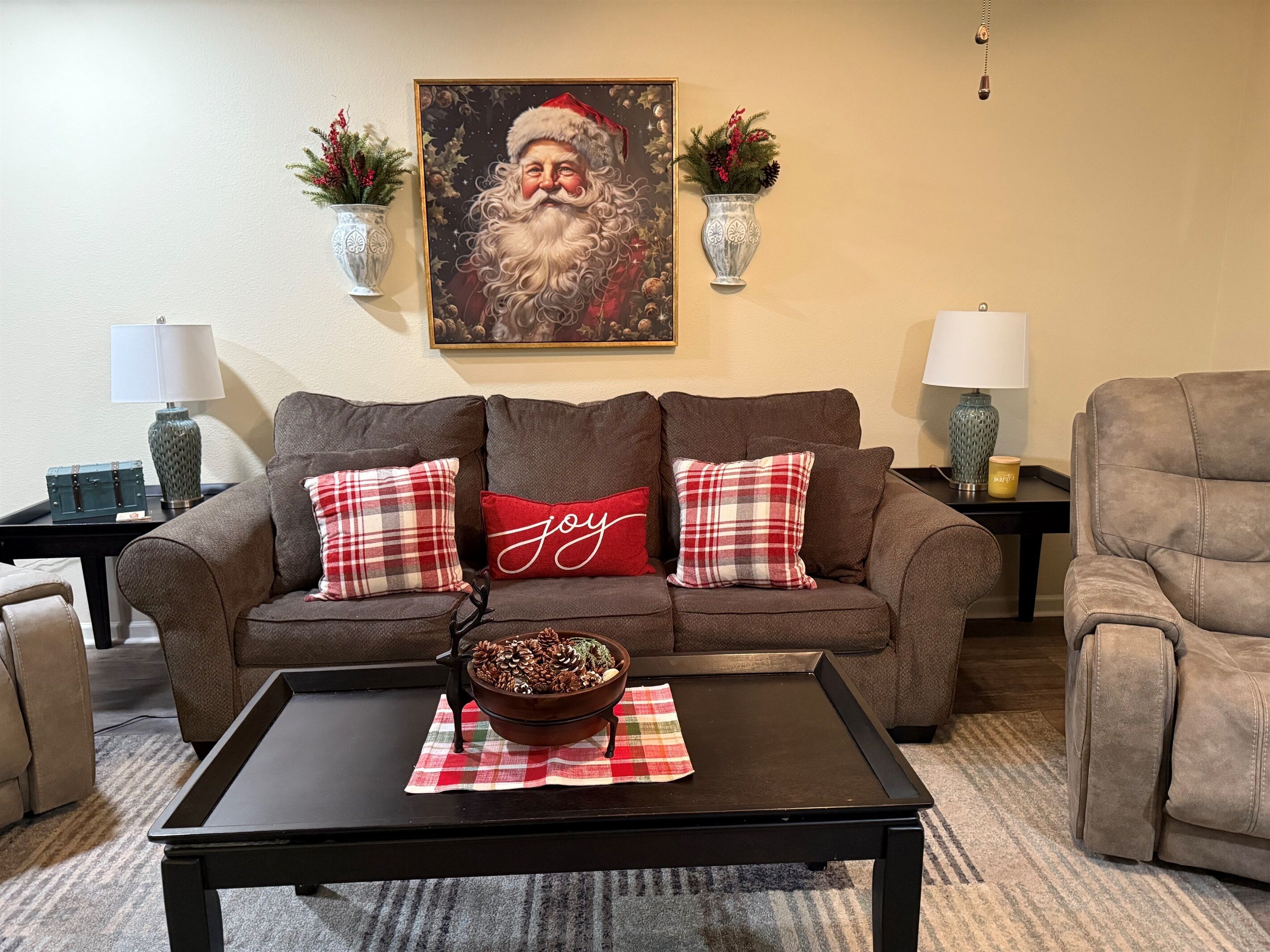 Een smart-tv, een open haard, videogames en boeken