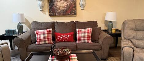 Een smart-tv, een open haard, videogames en boeken