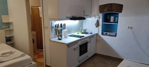 Frigorifero, forno, bollitore elettrico, frullatore