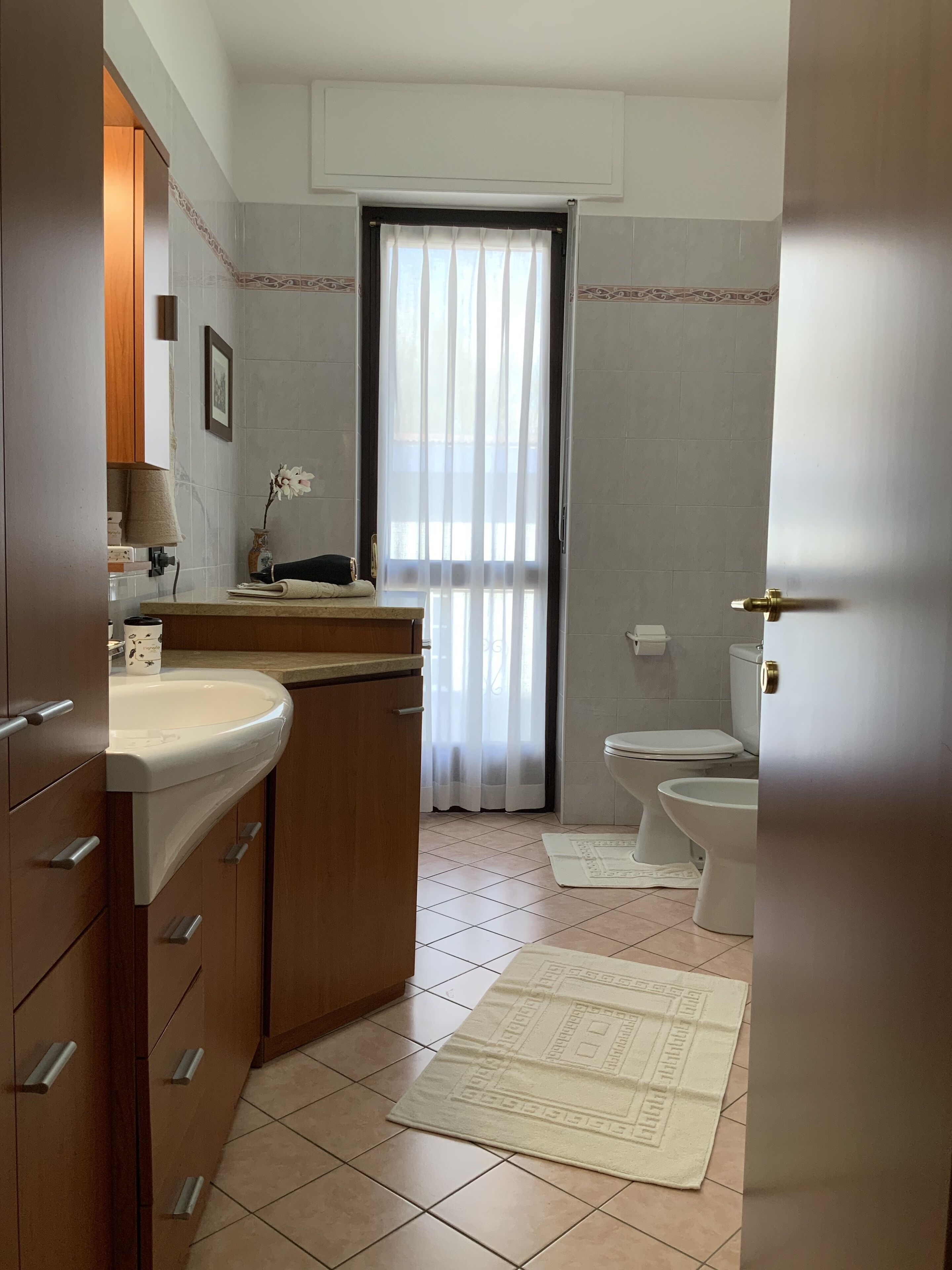 Ein Badezimmer mit Waschbecken, Toilette und Duschbereich.