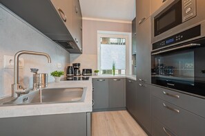 Kühlschrank, Mikrowelle, Ofen, Herdplatte