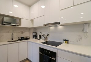 Kühlschrank, Mikrowelle, Ofen, Herdplatte