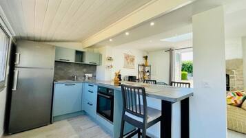 Een koelkast, een microgolfoven, een oven, een kookplaat