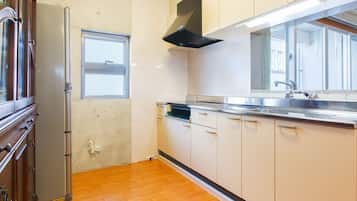 冰箱、微波炉、炉灶、厨具/餐具