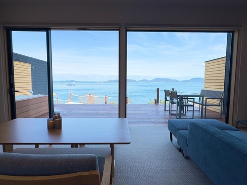 Just a minutes walk from the beach Villa Buildi / Takamatsu Kagawa