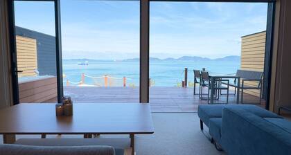 Just a minutes walk from the beach Villa Buildi / Takamatsu Kagawa