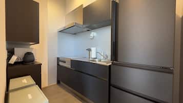 Refrigerador, microondas, parrilla de estufa y utensilios de cocina