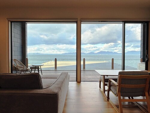 Just a minutes walk to the beach Listen to the s / Takamatsu Kagawa