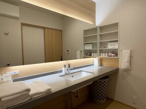 Haartrockner, Handtücher, Shampoo