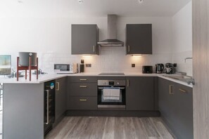Geladeira, micro-ondas, fogão, cooktop