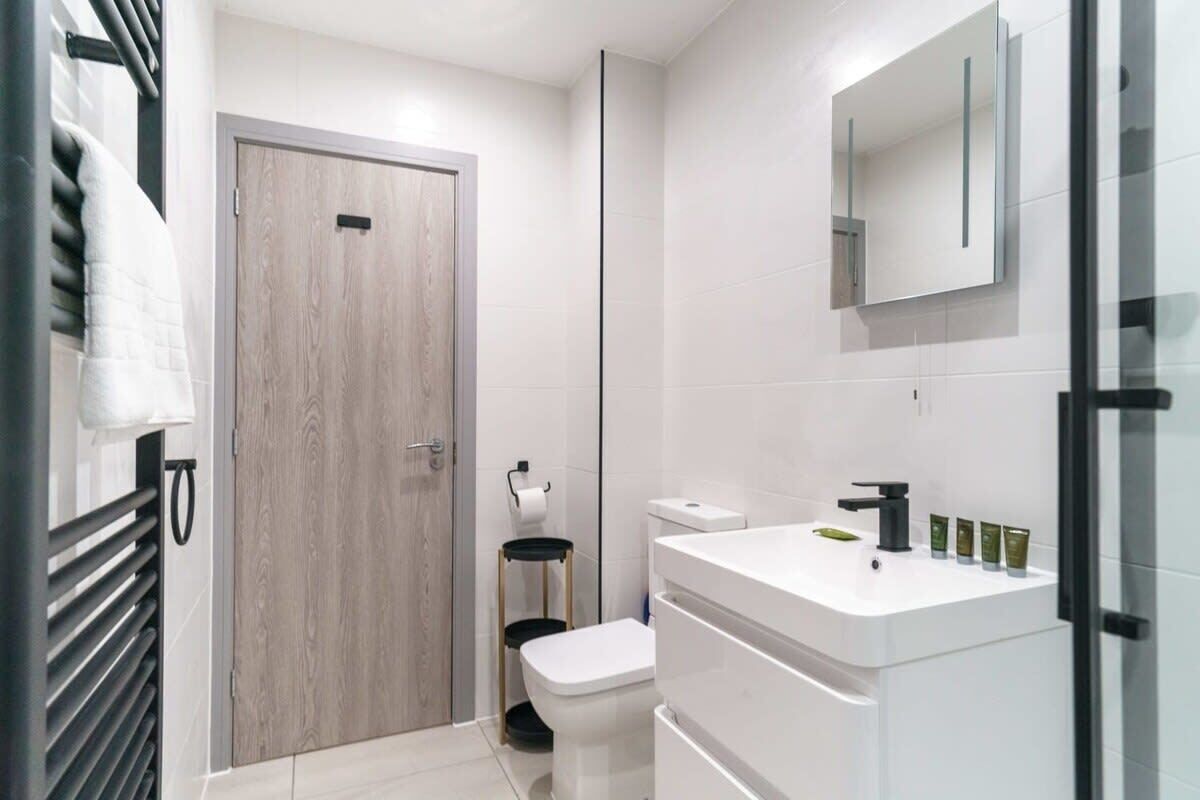 Shower, hair dryer, towels, shampoo