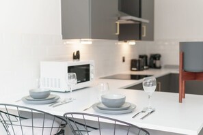 Kjøleskap, mikrobølgeovn, ovn og kokeplater