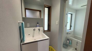 Secador de cabelo, toalhas de banho