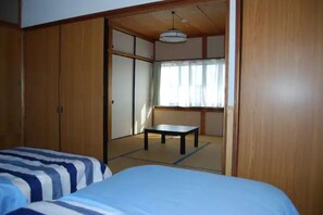 4 bedrooms, desk, free WiFi, bed sheets