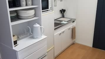 Refrigerador, microondas, placa de cocina, utensilios de cocina