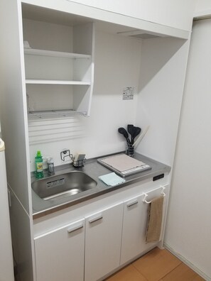 Refrigerador, microondas, parrilla de estufa y utensilios de cocina 
