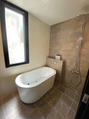 Sèche-cheveux, serviettes fournies