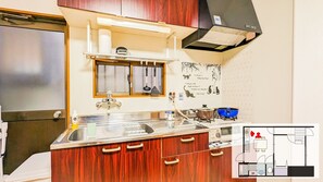 Kjøleskap, mikrobølgeovn, kokeplater og kjøkkenutstyr