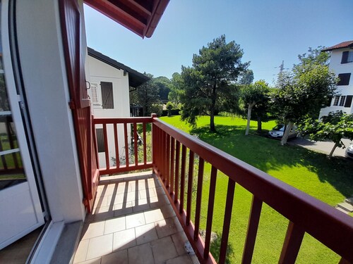 Spacieux T4 rénové à Hendaye, lumineux et calme, proche plage avec parking et WiFi.