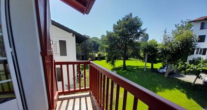 Spacieux T4 rénové à Hendaye, lumineux et calme, proche plage avec parking et WiFi.