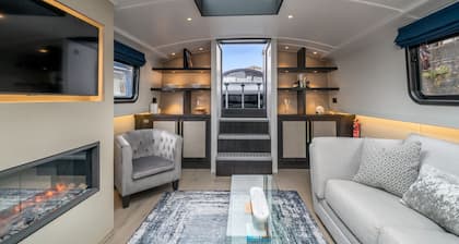 Elegant houseboat near Canary Wharf