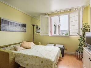 Room - Downtown Studio with Parking, Elevator, and Easy Beach Access (Hendaye)