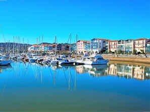 Marina - Downtown Studio with Parking, Elevator, and Easy Beach Access (Hendaye)