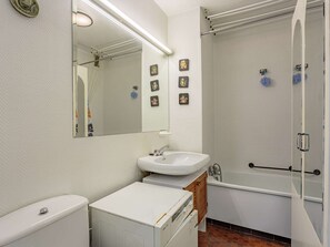 Bathroom - Downtown Studio with Parking, Elevator, and Easy Beach Access (Hendaye)