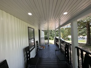 Terrace/patio - Modern 2 bed Home 10 mins from Dtown Gainesville (Gainesville)