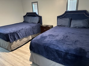 2 habitaciones, tabla de planchar con plancha, wifi y ropa de cama