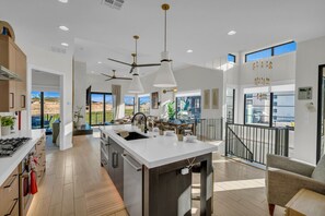 ثلاجة، ميكروويف، فرن، موقد طهي مسطح