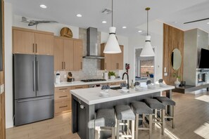 ثلاجة، ميكروويف، فرن، موقد طهي مسطح