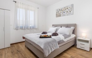3 bedrooms, iron/ironing board, free WiFi, bed sheets